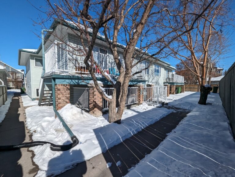 3bedroom townhouse for sale in Tuxedo Park with low condo fee
